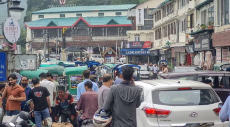 बर्फबारी देखने उमड़ी भीड़ से मसूरी में जाम, देहरादून–मसूरी हाईवे प्रभावित 6 मसूरी में बर्फबारी के बाद लगा लंबा जाम