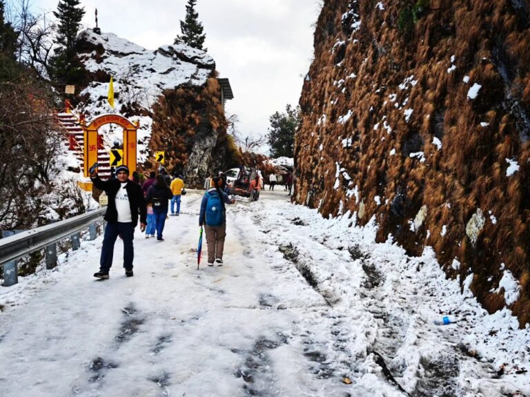 बर्फबारी से चमका उत्तराखंड पर्यटन | मसूरी-औली में उमड़े सैलानी