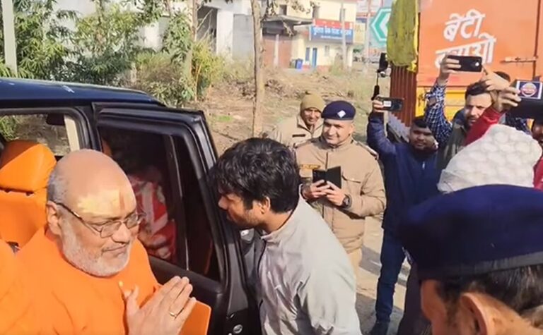 नारसन बॉर्डर पर यति नरसिंहानंद का काफिला रोका गया, हरिद्वार जाने से पुलिस ने रोका 12 नारसन बॉर्डर पर यति नरसिंहानंद का काफिला रोका | पुलिस-प्रशासन अलर्ट