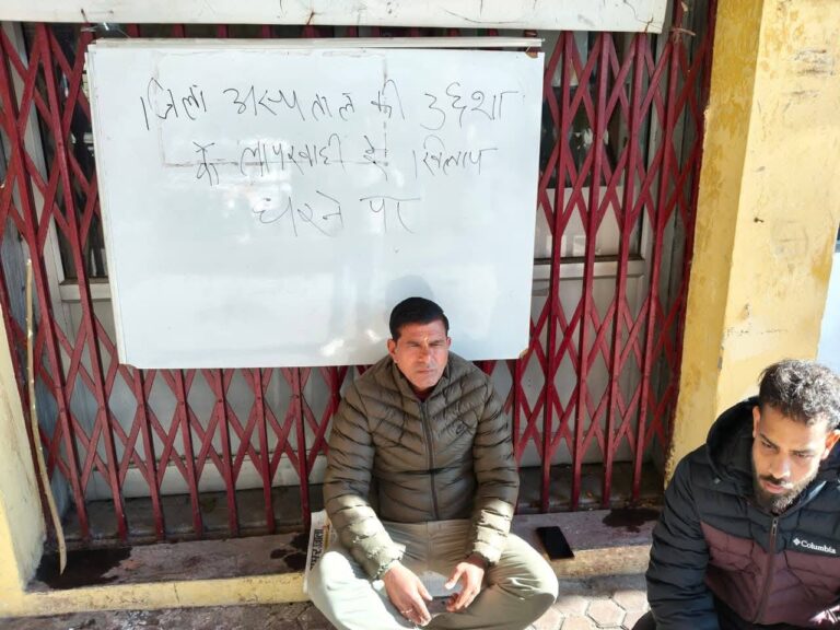 नई टिहरी जिला अस्पताल में एंबुलेंस न मिलने से महिला की मौत, परिजन धरने पर 3 नई टिहरी अस्पताल में लापरवाही? | एंबुलेंस न मिलने से मौत