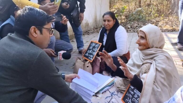 रुद्रपुर कलेक्ट्रेट में बुजुर्ग महिला का धरना | जमीन कब्जे का आरोप | प्रशासन अलर्ट