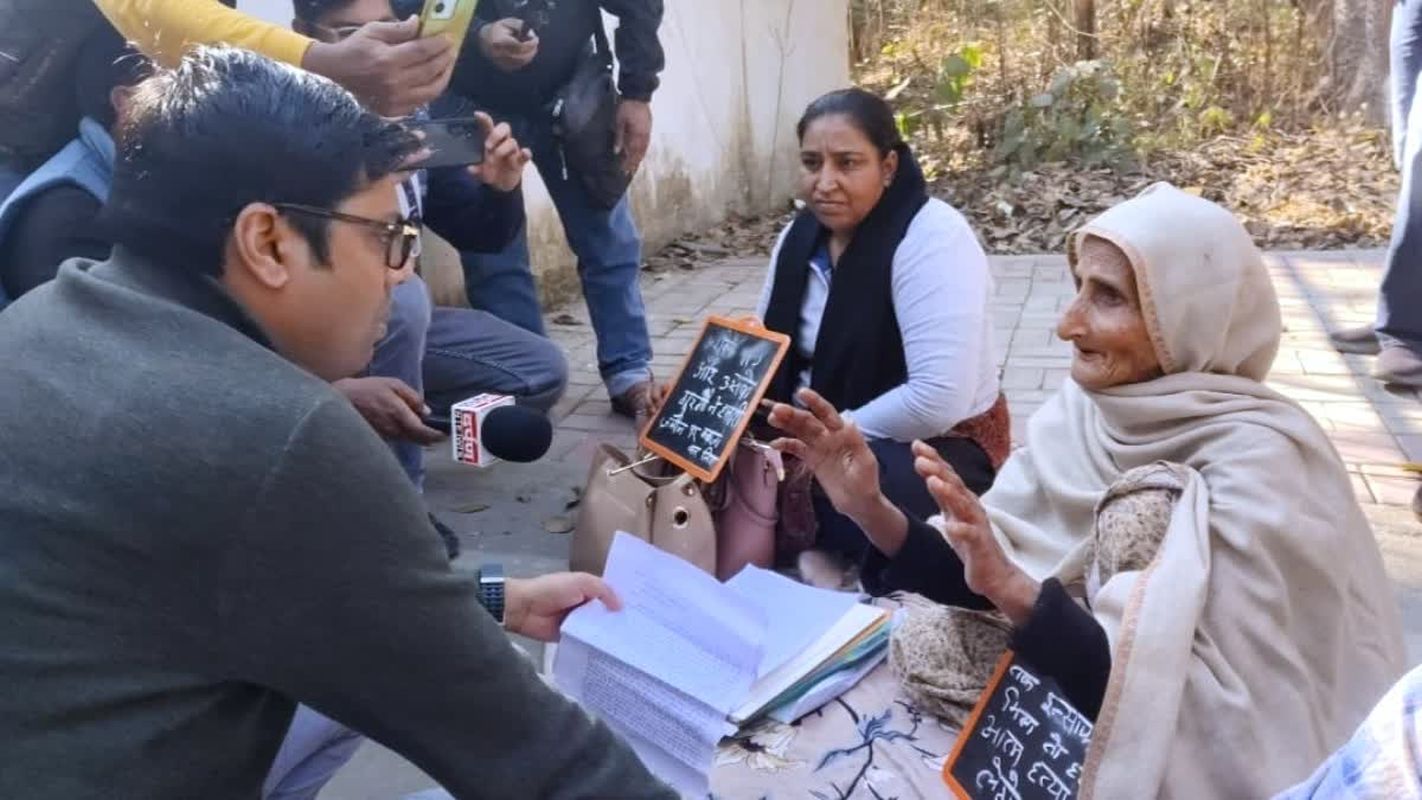 रुद्रपुर कलेक्ट्रेट में बुजुर्ग महिला का धरना | जमीन कब्जे का आरोप | प्रशासन अलर्ट