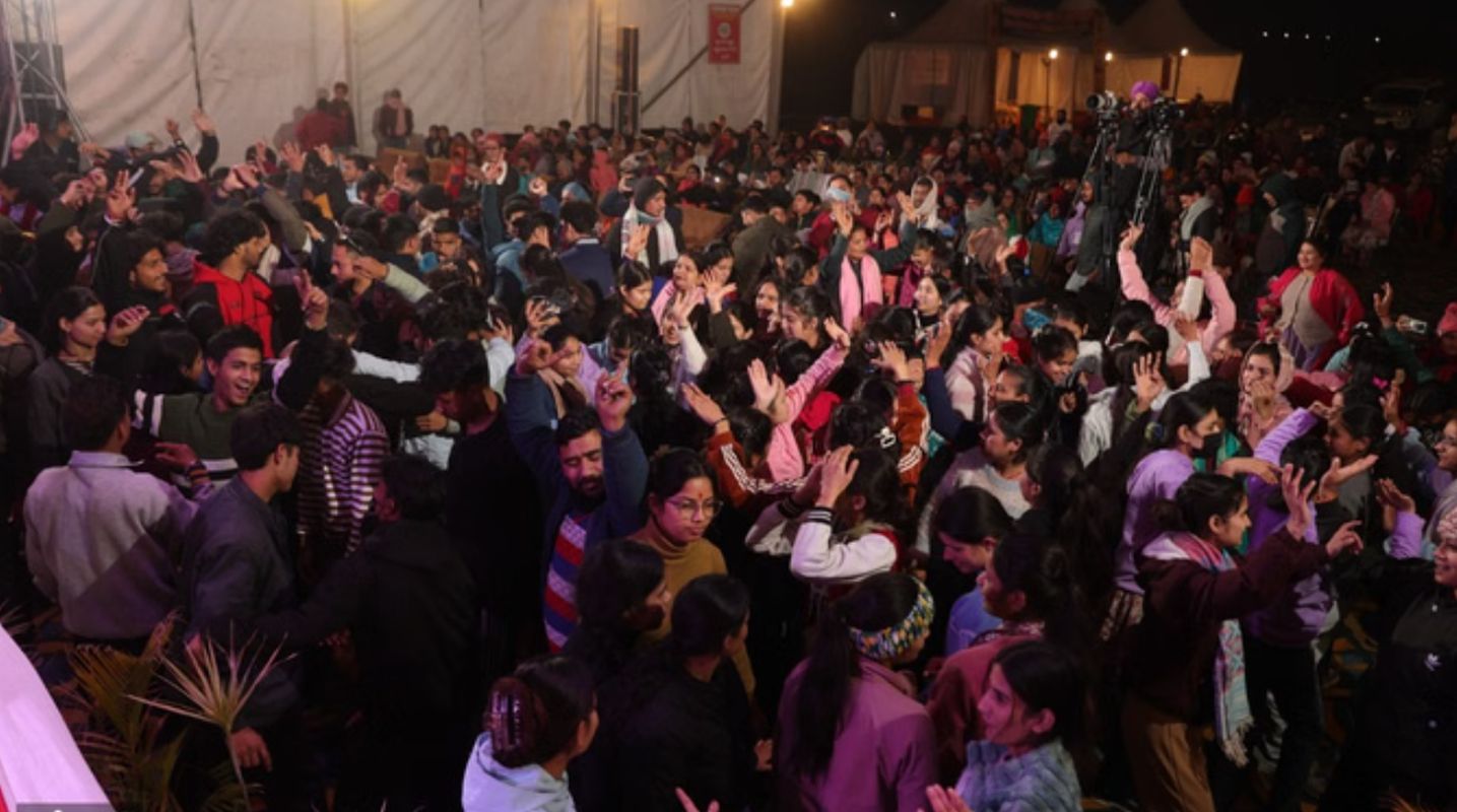 क्रेजी पर्यटन एवं विकास मेले में सुरों की महफिल, स्कूली बच्चों और लोक कलाकारों ने बांधा समां 1 क्रेजी पर्यटन एवं विकास मेला | लोक गायिकी और बच्चों की शानदार प्रस्तुति