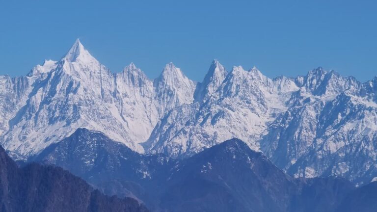 पिथौरागढ़ में बर्फबारी के बाद खिली चटक धूप, मुनस्यारी–थल मोटर मार्ग बहाल 12 पिथौरागढ़ में बर्फबारी के बाद धूप, चमकी हिमालयी चोटियां