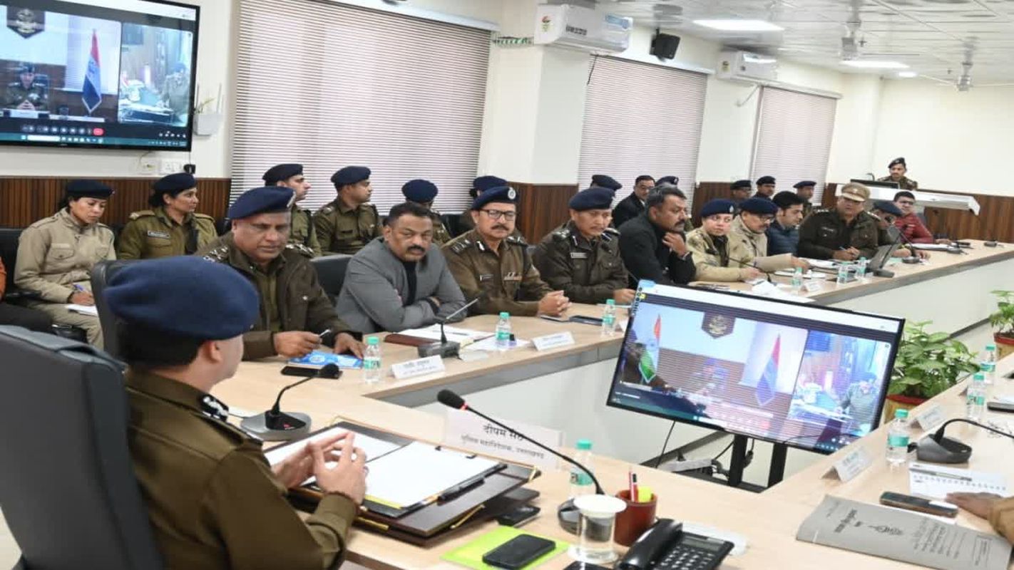 2026 के लिए उत्तराखंड पुलिस का रोडमैप तय, आंतरिक व साइबर सुरक्षा पर खास फोकस 1 2026 के लिए उत्तराखंड पुलिस का रोडमैप तय | DGP Review Meeting Highlights