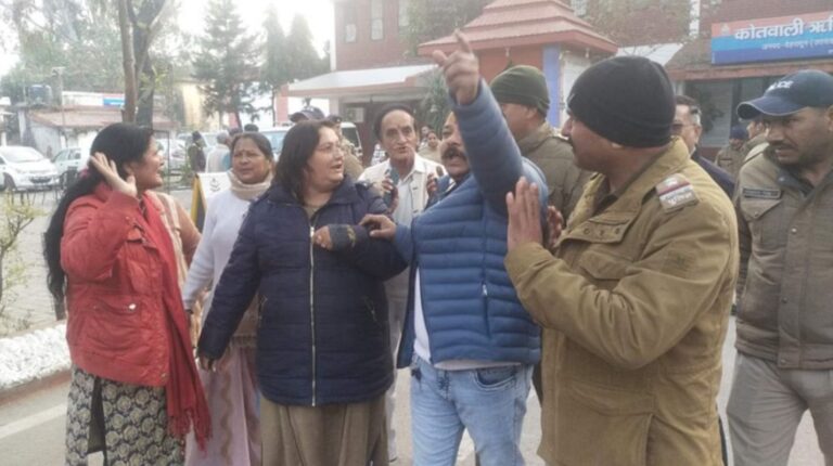 कोतवाली में कांग्रेस का हंगामा | महिला कांग्रेस अध्यक्ष की गिरफ्तारी को लेकर विवाद