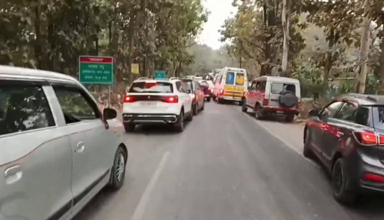 कालाढूंगी में एंबुलेंस जाम में फंसी | चकलुवा वैली ब्रिज पर हंगामा