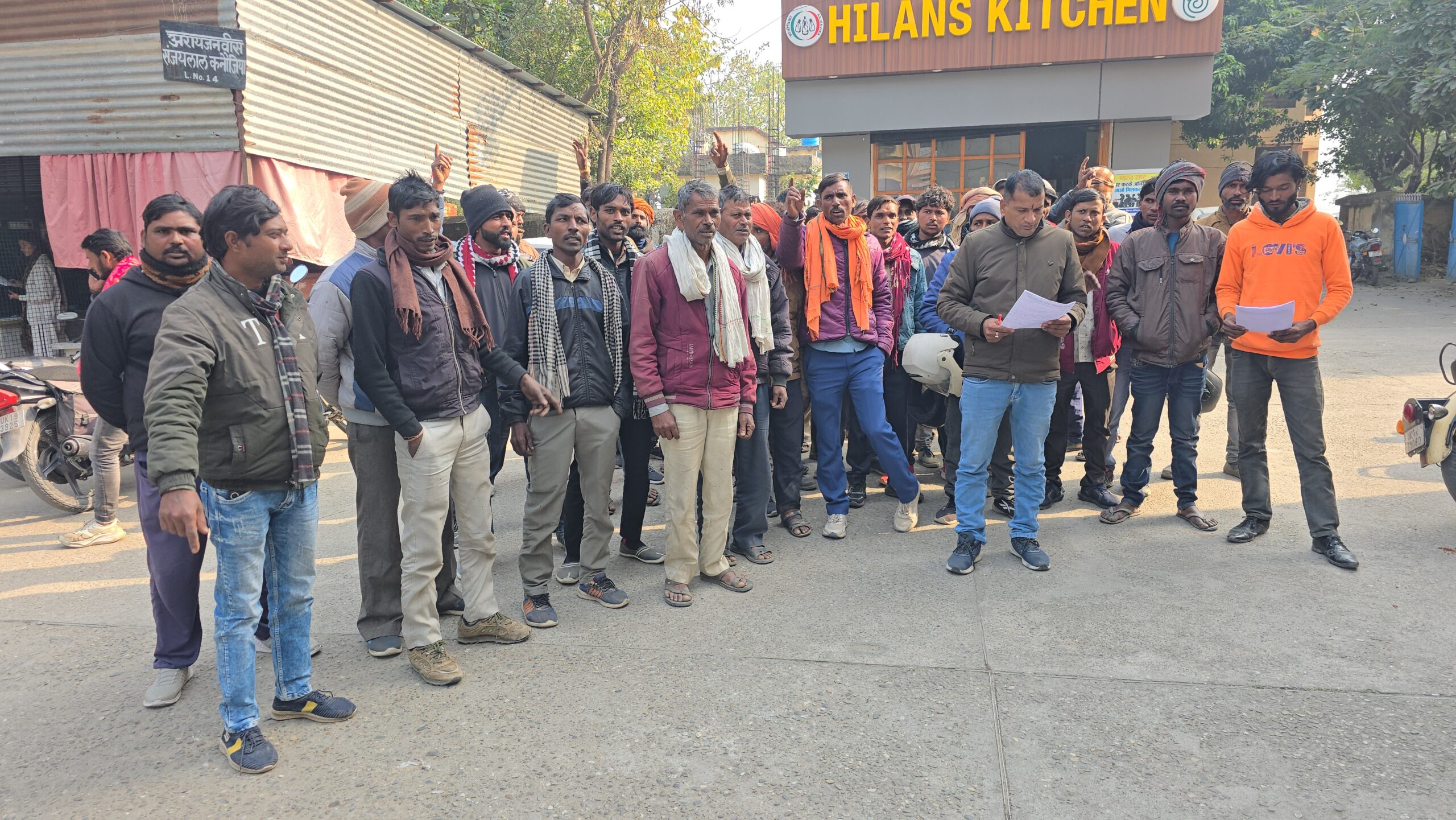 रामनगर में कोसी नदी खनन विवाद | मशीनों से मजदूर बेरोजगार