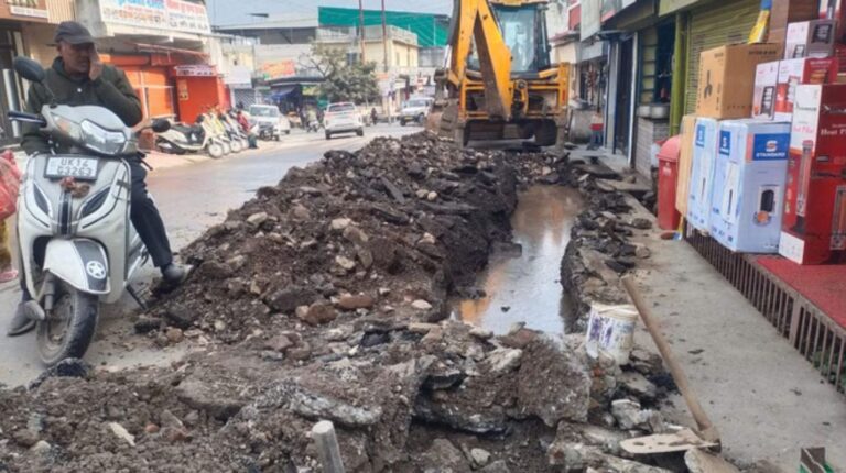 देहरादून में तीन दिन से पानी संकट | फाइबर ड्रिलिंग से टूटी पेयजल लाइन