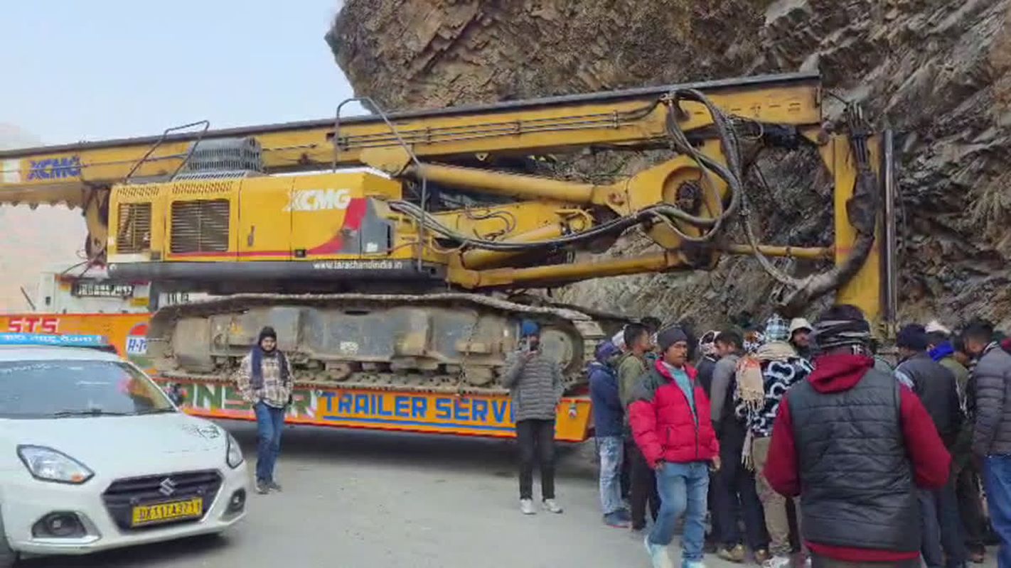 रुद्रप्रयाग में बदरीनाथ हाईवे जाम | ट्रोला फंसने से यातायात ठप | ताज़ा अपडेट