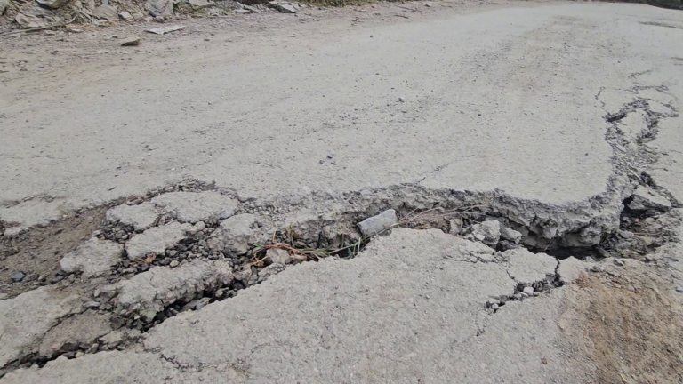 टिहरी झील पर बने डोबरा-चांठी पुल को खतरा, चांठी साइड सड़क में पड़ीं दरारें 5 डोबरा-चांठी पुल पर खतरे की आहट | टिहरी में सड़क की दरारों से बढ़ी चिंता