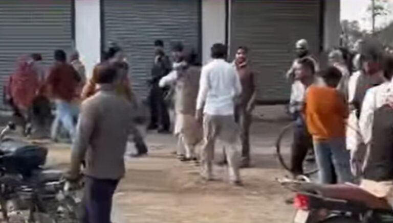 रुड़की के लाठरदेवा शेख गांव में पुरानी रंजिश में पिता-पुत्र पर जानलेवा हमला 3 रुड़की में सरेआम हिंसा | पिता-पुत्र पर जानलेवा हमला, वीडियो वायरल