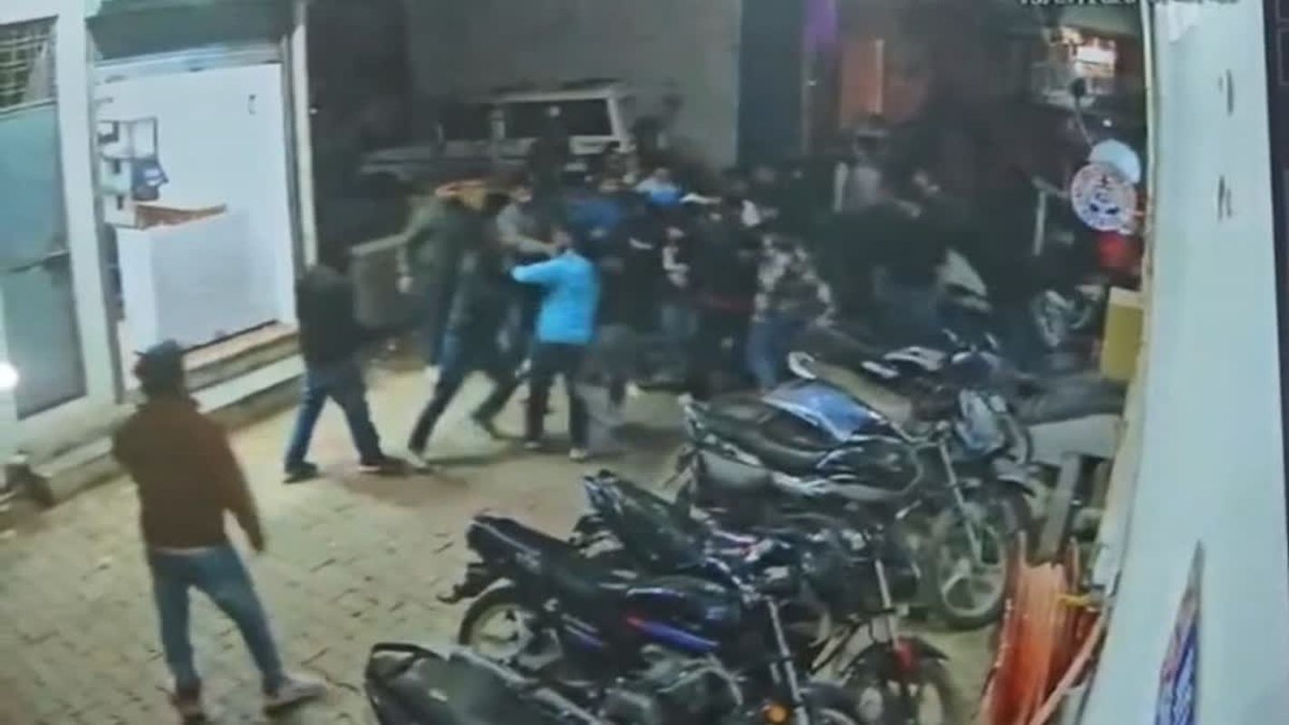 रुड़की में अस्पताल बने अखाड़ा | मरीज को लेकर निजी अस्पतालों में मारपीट | CCTV Video