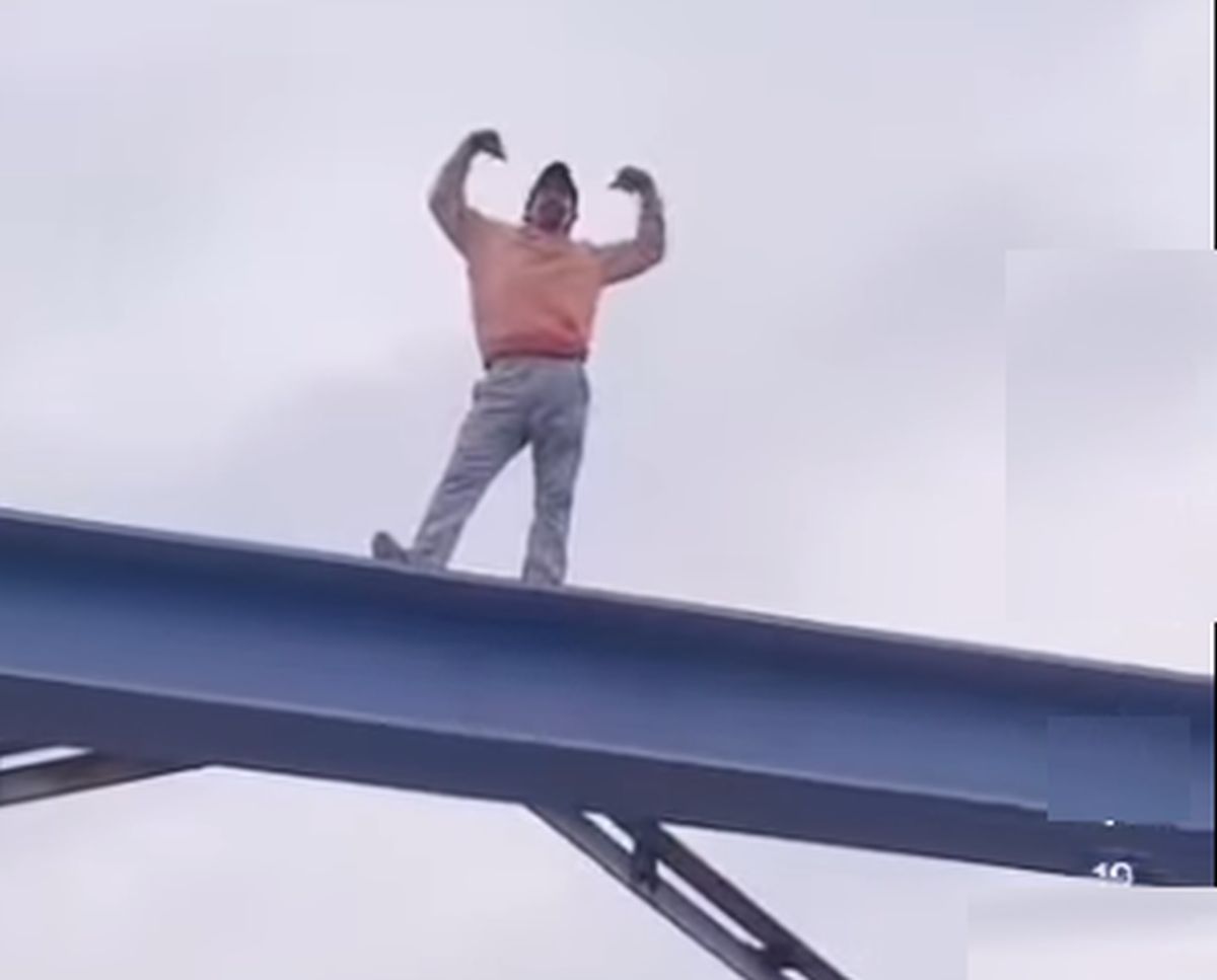 रुड़की में खतरनाक रील | पुल पर चढ़कर युवक ने की जानलेवा हरकत