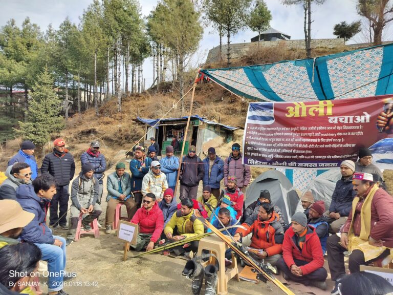 औली की अव्यवस्थाओं पर जवाबदेही की मांग, आंदोलनकारियों ने नहीं हटाया धरना