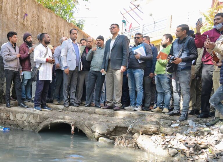 गंगा में गंदा पानी बहाने वालों पर सख्त कार्रवाई | डीएम का चन्द्रेश्वर नाले का निरीक्षण