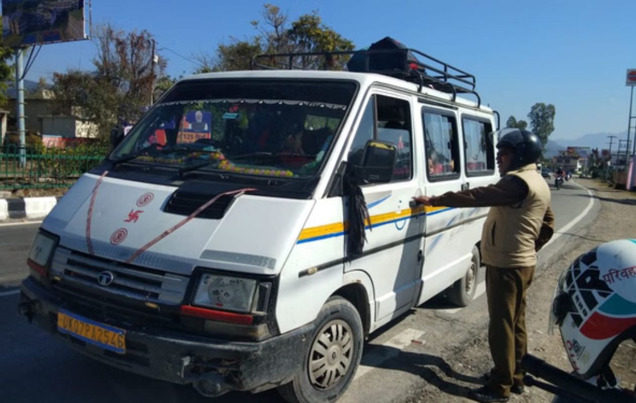 रानीपोखरी में 14 सीटर स्कूल वाहन में 30 बच्चे | Road Safety Violation