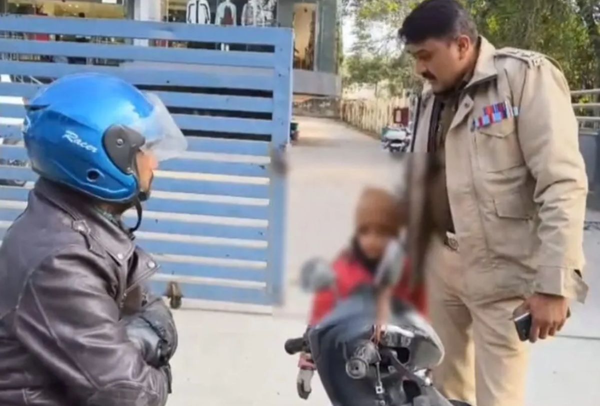 देहरादून में नशे में स्कूटी चला रहा था युवक | SSP Action | Road Safety Alert
