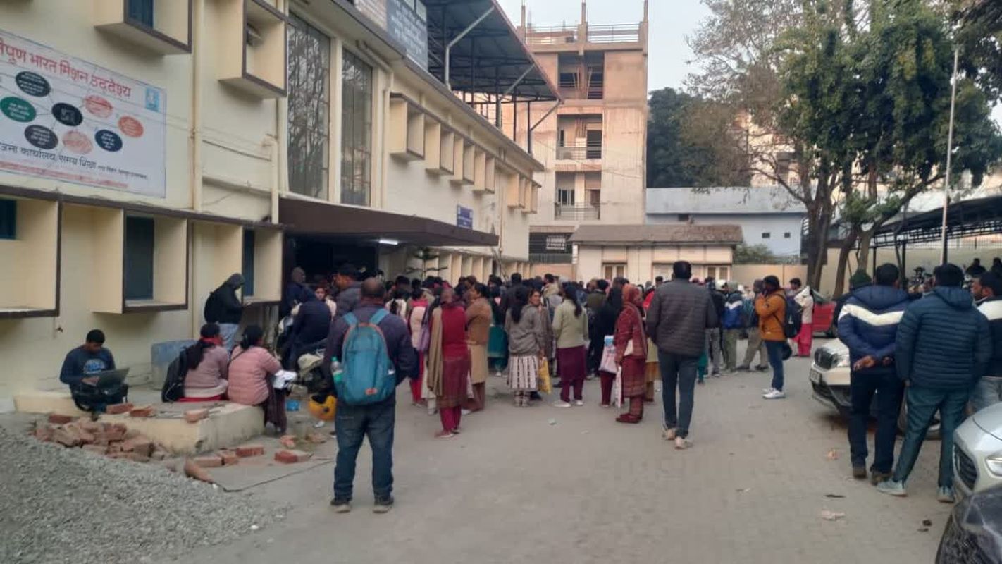 देहरादून में बेसिक शिक्षक भर्ती काउंसलिंग के दौरान हंगामा, कई अभ्यर्थियों की प्रक्रिया अधूरी 1 देहरादून में बेसिक शिक्षक भर्ती काउंसलिंग में हंगामा | Candidates Protest