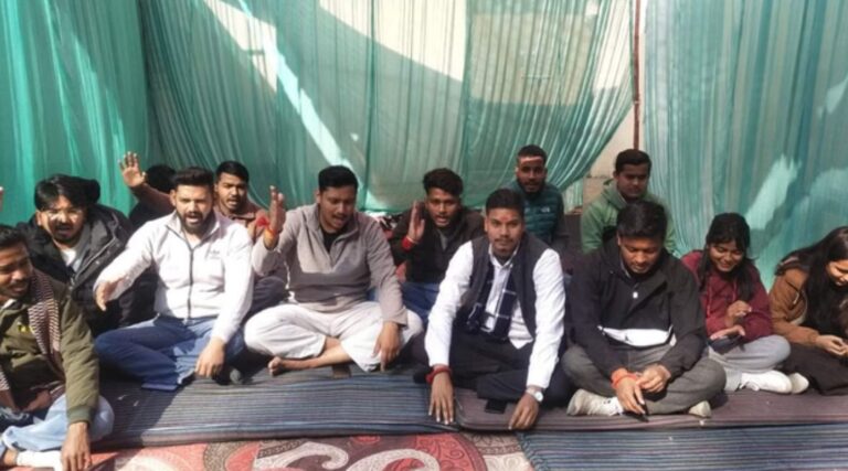 ऋषिकेश विवि परिसर में छात्र अनशन | सुविधाओं की मांग