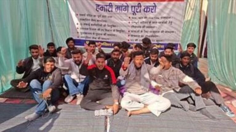 श्रीदेव सुमन विवि में तीन दिन का अनशन समाप्त, कुलपति के आश्वासन पर माने छात्र 3 श्रीदेव सुमन विवि ऋषिकेश