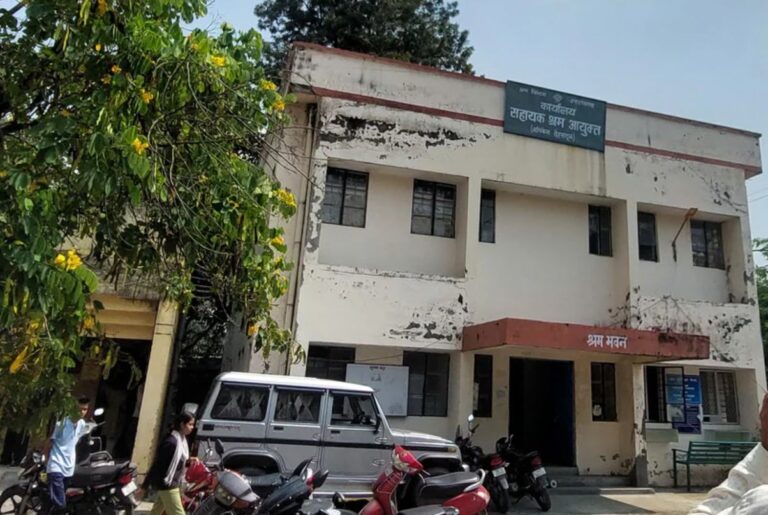 सब रजिस्ट्रार कार्यालय का निरीक्षण, लापरवाही पर कार्रवाई की चेतावनी 6 सब रजिस्ट्रार कार्यालय में निरीक्षण, कर्मचारियों की कमी का मुद्दा उठा