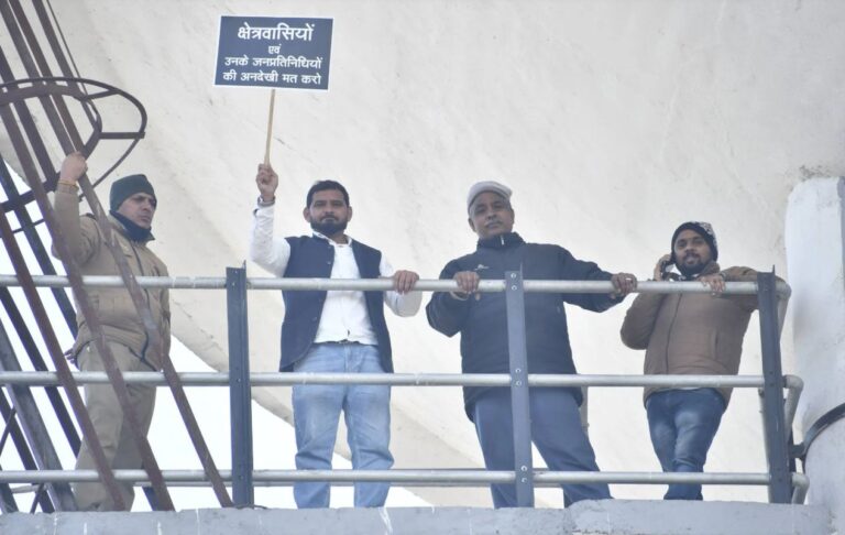 बंजारावाला सड़क विवाद | टंकी पर चढ़े लोग | SDM के आश्वासन पर खत्म प्रदर्शन