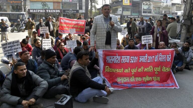 वेतन न मिलने से नाराज़ वित्तविहीन स्कूलों के शिक्षक सीएम आवास कूच, बैरिकेडिंग पर रोके गए 12 देहरादून में शिक्षकों का बड़ा प्रदर्शन | सीएम आवास कूच | 26 जनवरी के बाद आंदोलन की चेतावनी