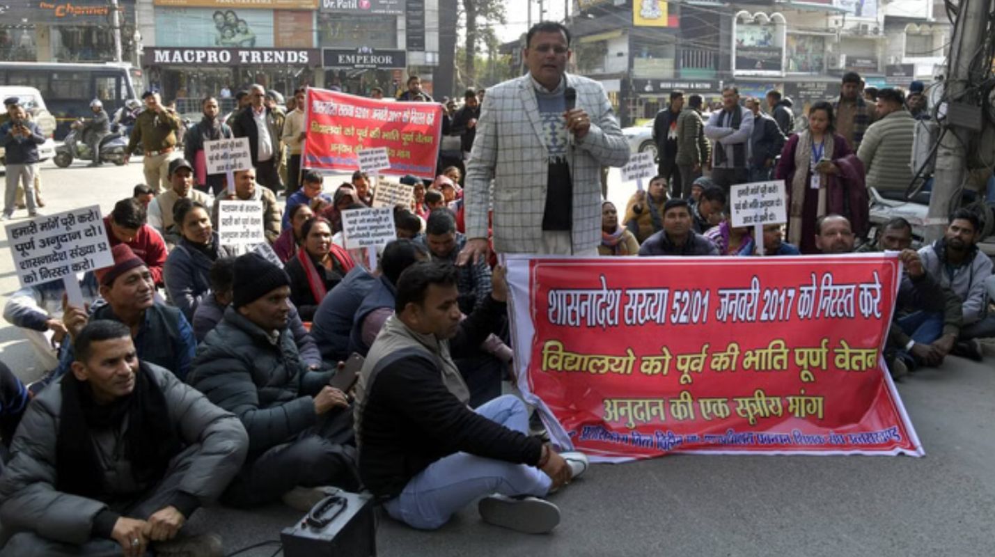 देहरादून में शिक्षकों का बड़ा प्रदर्शन | सीएम आवास कूच | 26 जनवरी के बाद आंदोलन की चेतावनी