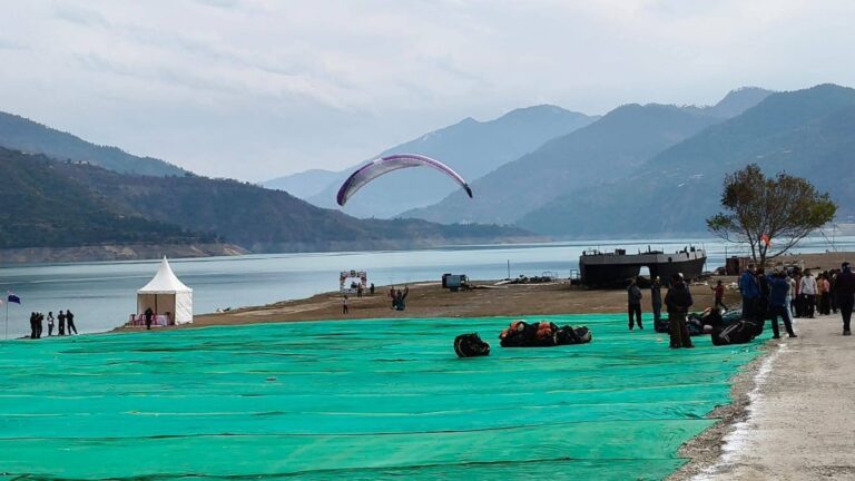टिहरी झील के ऊपर रोमांच, अंतरराष्ट्रीय पैराग्लाइडर प्रतियोगिता में हवा में हैरतअंगेज प्रदर्शन 4 टिहरी झील के ऊपर रोमांच
