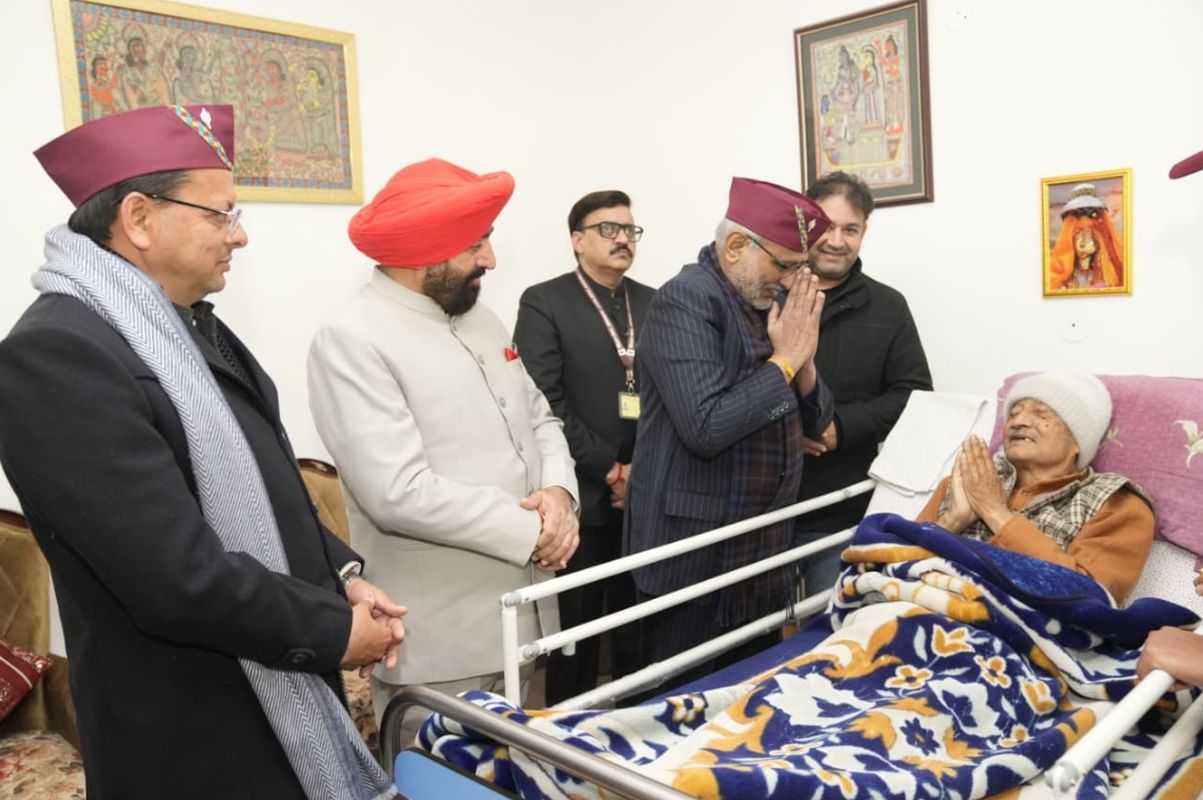 देहरादून में उपराष्ट्रपति की खंडूरी से आत्मीय मुलाकात