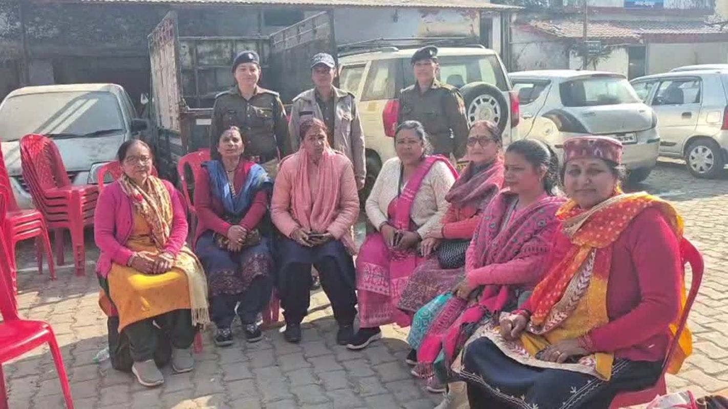 ऋषिकेश में वीवीआईपी कार्यक्रम के दौरान तनाव, बिना अनुमति पहुंचीं महिलाओं पर पुलिस कार्रवाई