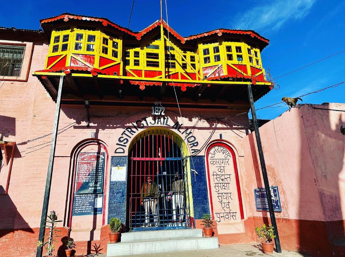 अल्मोड़ा जेल में स्मार्ट वॉच बरामद | सुरक्षा व्यवस्था पर सवाल