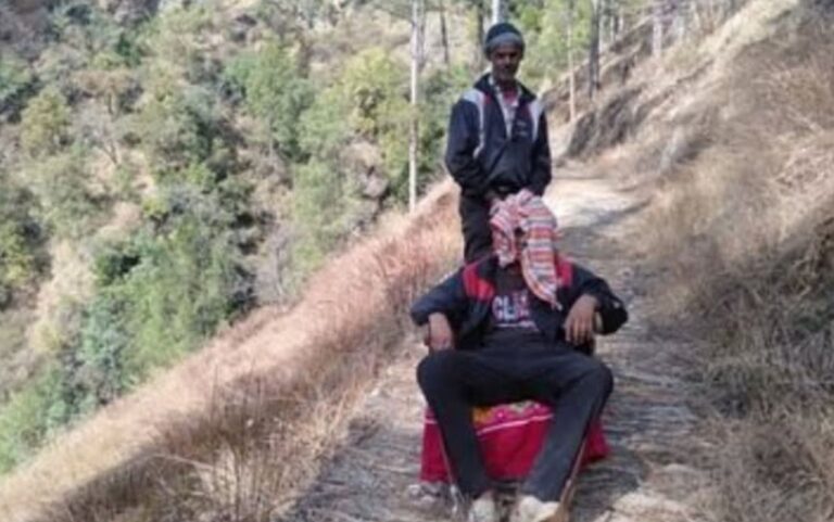 बागेश्वर के हिरमोली गांव में सड़क नहीं, बुजुर्ग को डोली से अस्पताल पहुंचाया