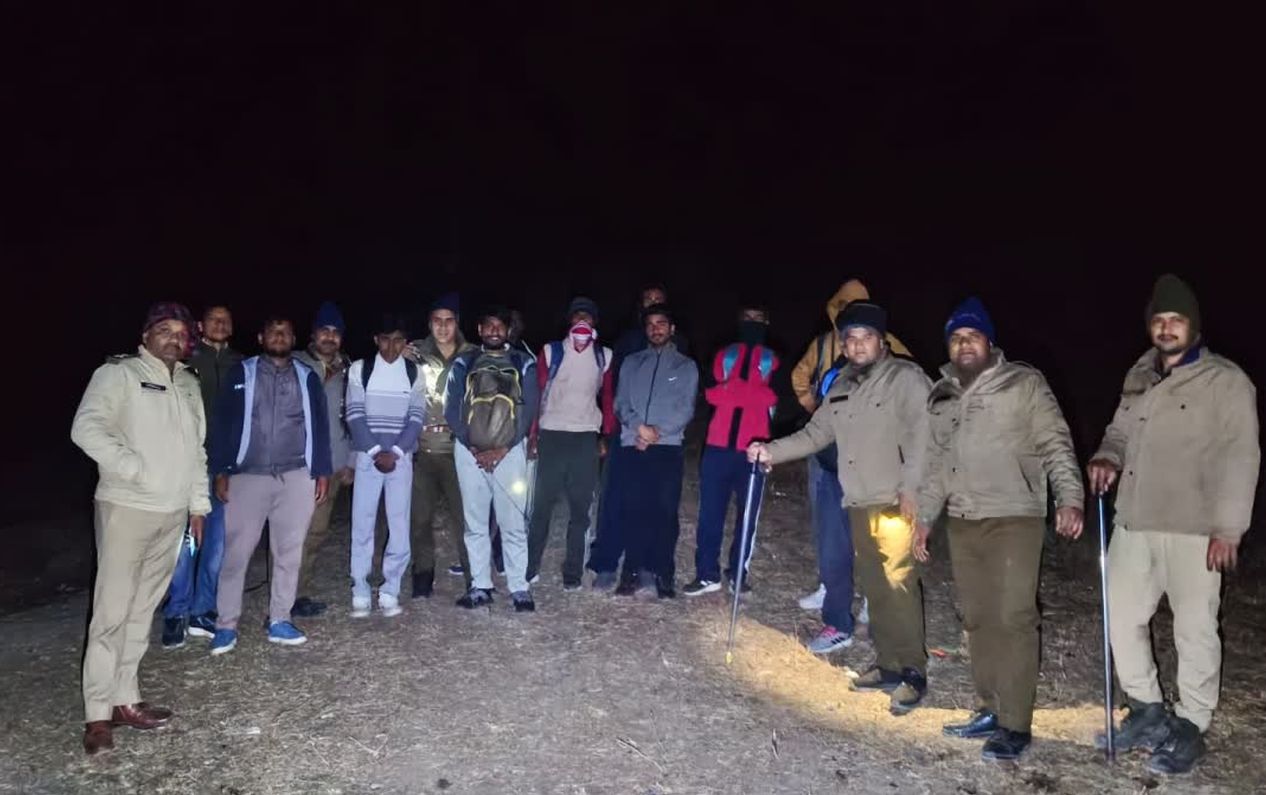 भद्राज ट्रेकिंग रूट पर फंसे 10 युवक, पुलिस–वन विभाग की टीम बनी सहारा