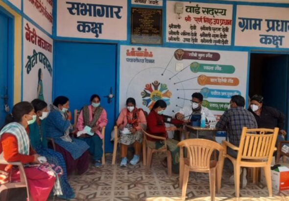 गांव में फैली मौसमी बीमारी की आशंका, सैंपल जांच के लिए भेजे