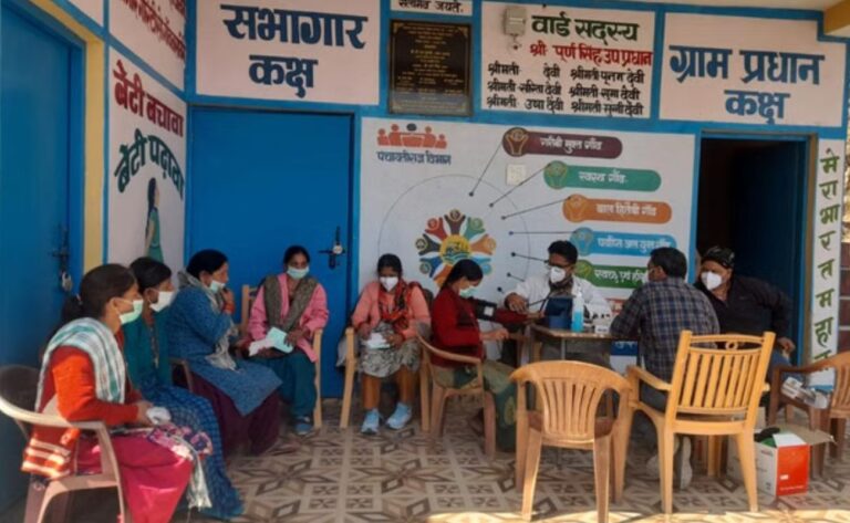 गांव में फैली मौसमी बीमारी की आशंका, सैंपल जांच के लिए भेजे