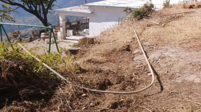 बिलकोट गांव में हाथी की दहशत | स्कूलों की पेयजल लाइनें टूटीं