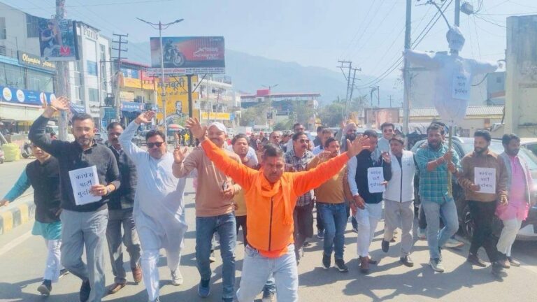 एआई समिट विवाद पर ऋषिकेश में भाजपा का विरोध जुलूस, राहुल गांधी के खिलाफ नारेबाजी 4 कांग्रेस की गतिविधियों को लेकर भाजपा का विरोध, आशुतोषनगर तक निकला जुलूस