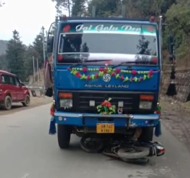 चमोली: नशे में डंपर चालक की टक्कर, खराब एंबुलेंस में तड़पते युवक की मौत 10 थराली हादसा, चमोली समाचार, सड़क दुर्घटना, 108 एंबुलेंस, लापरवाही