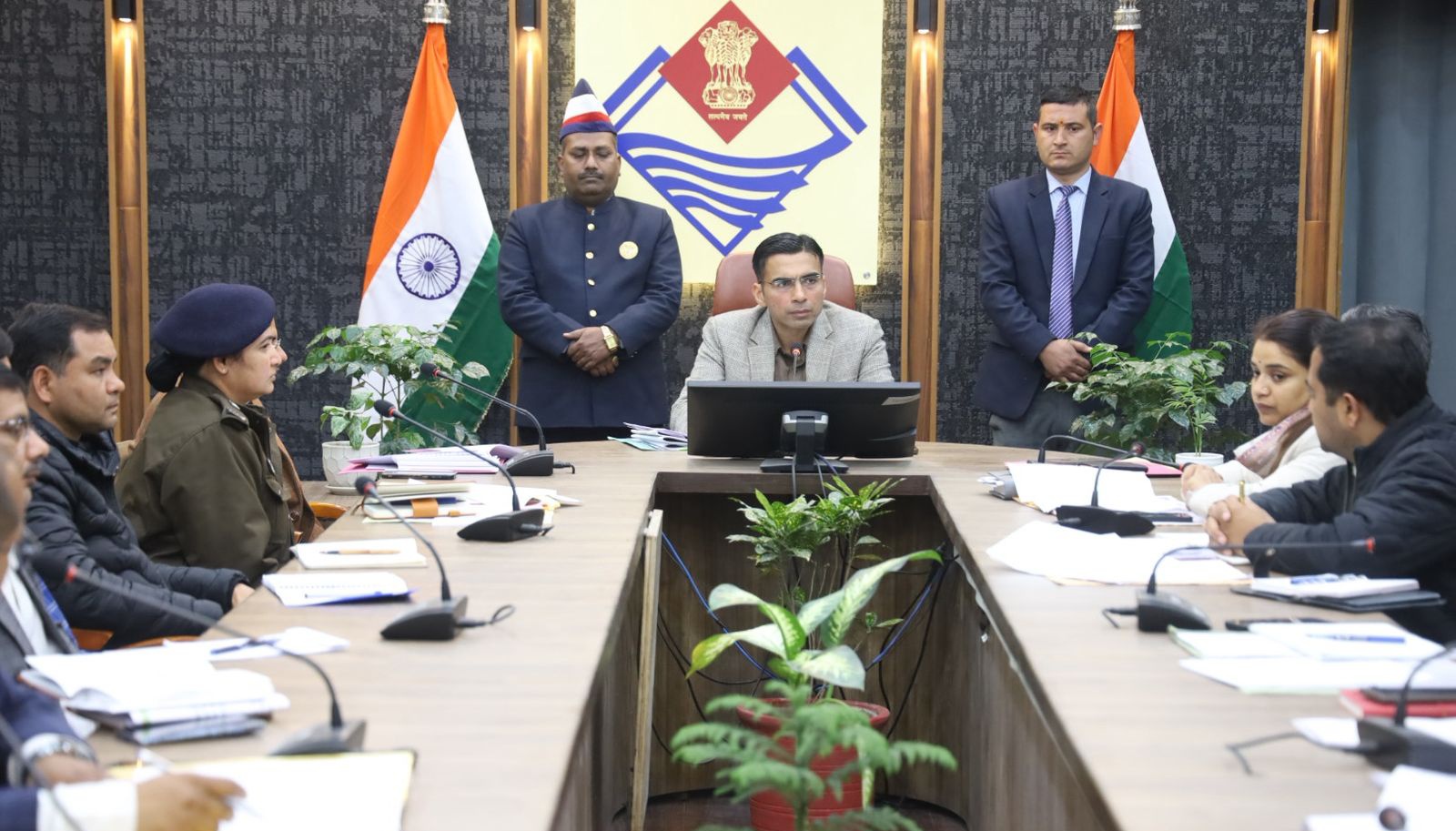 चारधाम यात्रा 2026 की तैयारी: देहरादून में 50 पंजीकरण काउंटर, डीएम ने दिए सख्त निर्देश