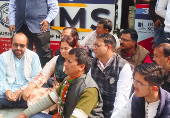 शिक्षा निदेशालय विवाद पर सियासत तेज | कांग्रेस का थाने पर प्रदर्शन