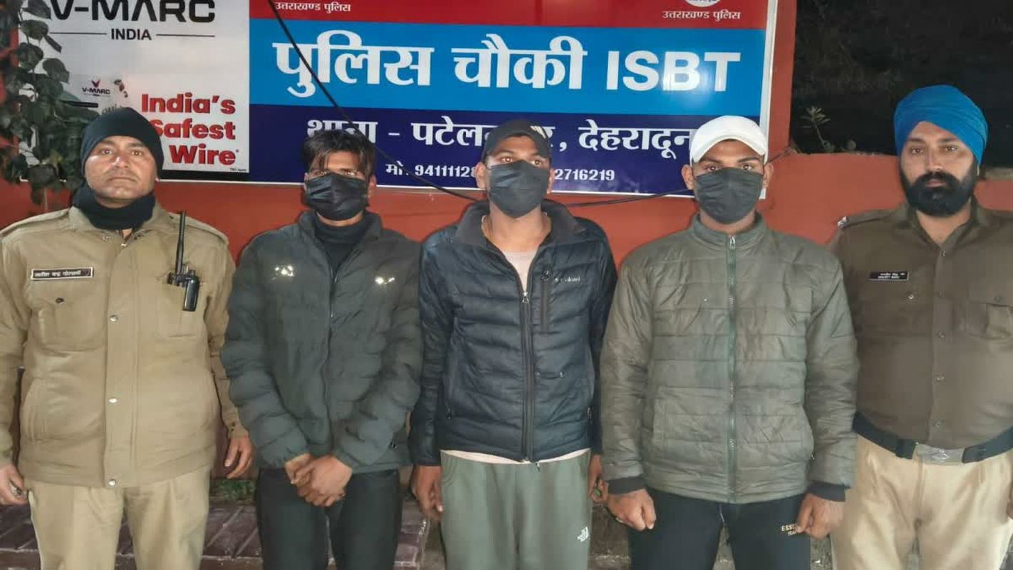 चंद्रबनी चौक पर कैफे विवाद का खुलासा, पुलिस ने तीन आरोपियों को दबोचा