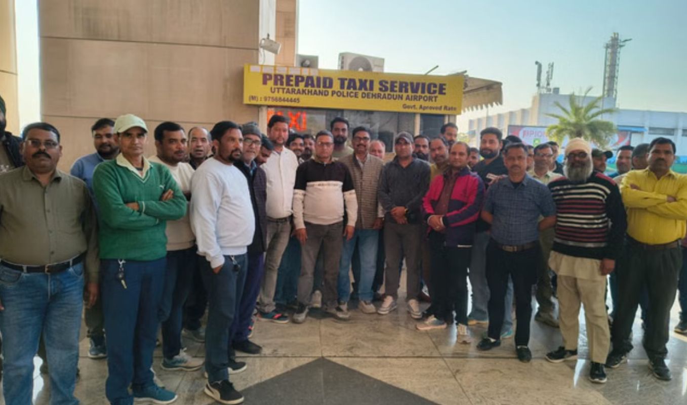 देहरादून एयरपोर्ट पर टैक्सी संचालन निजी कंपनी को देने का विरोध, यूनियन ने दी आंदोलन की चेतावनी 1 धरना-प्रदर्शन की तैयारी में एयरपोर्ट टैक्सी यूनियन