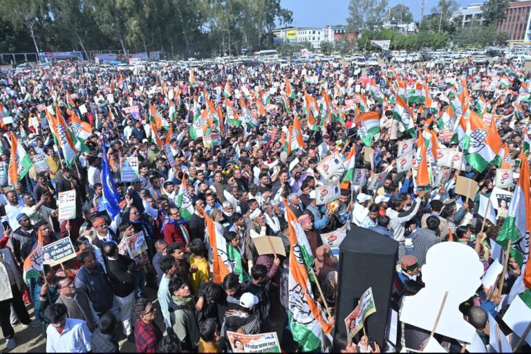 महिला अपराध, बेरोजगारी और महंगाई के खिलाफ कांग्रेस का लोकभवन कूच 3 देहरादून में कांग्रेस का शक्ति प्रदर्शन | लोकभवन घेराव में उमड़ी भीड़