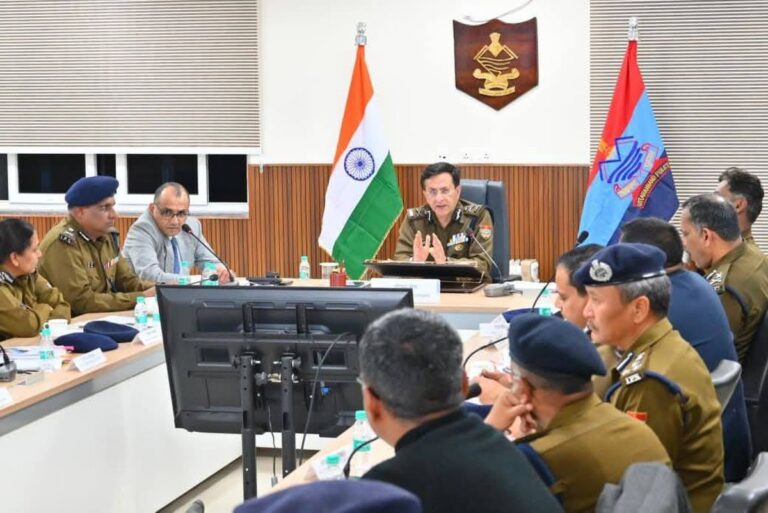 महिला अपराधों में लापरवाही पर कड़ा एक्शन, ऋषिकेश–देहरादून में दो चौकी प्रभारी सस्पेंड 8 भगवानपुर फायरिंग से देहरादून हत्याकांड तक, पुलिस पर गिरी गाज