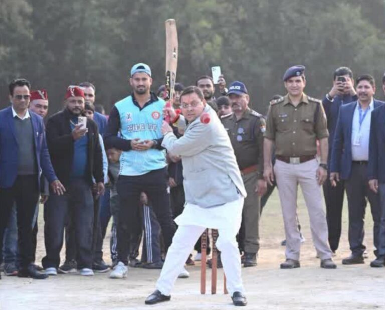 खटीमा में मुख्यमंत्री धामी ने क्रिकेट खेलकर बढ़ाया युवाओं का उत्साह, नशा मुक्ति का दिया संदेश 4 खटीमा में सीएम धामी ने खेला क्रिकेट, युवाओं में दिखा जबरदस्त उत्साह