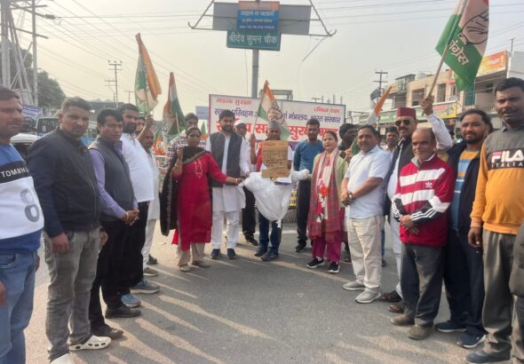 डोईवाला में कांग्रेस का प्रदर्शन, शिक्षा निदेशक प्रकरण पर कार्रवाई की मांग