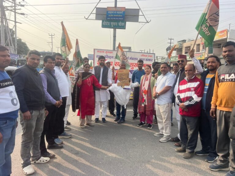 डोईवाला में कांग्रेस का प्रदर्शन, शिक्षा निदेशक प्रकरण पर कार्रवाई की मांग