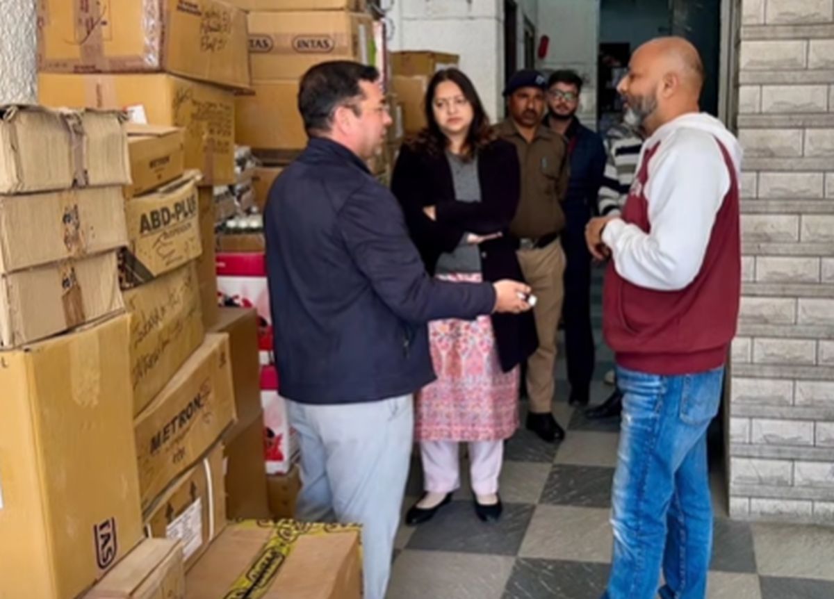 देहरादून में मेडिकल फर्मों पर छापेमारी, ड्रग विभाग की सख्त कार्रवाई